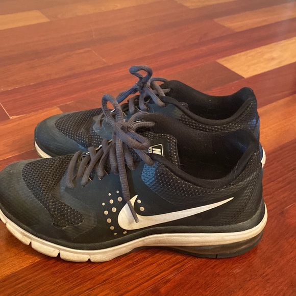 Ladies Nike sneakers! - Picture 2 of 9